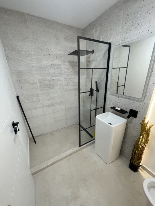 Inchiriere apartament 3 camere, cu garaj subteran in centrul Florestiului