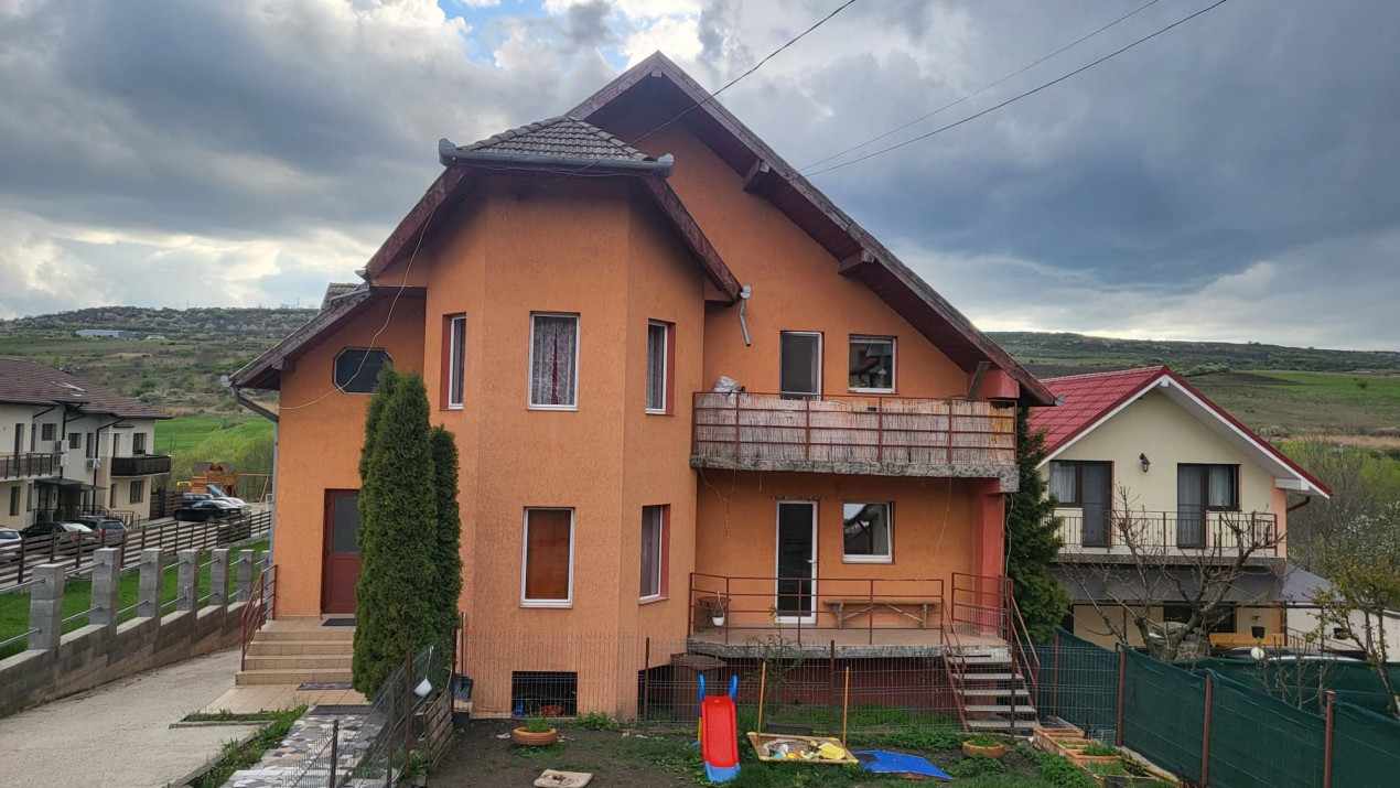 Casa pe 3 niveluri de vanzare in zona Iris