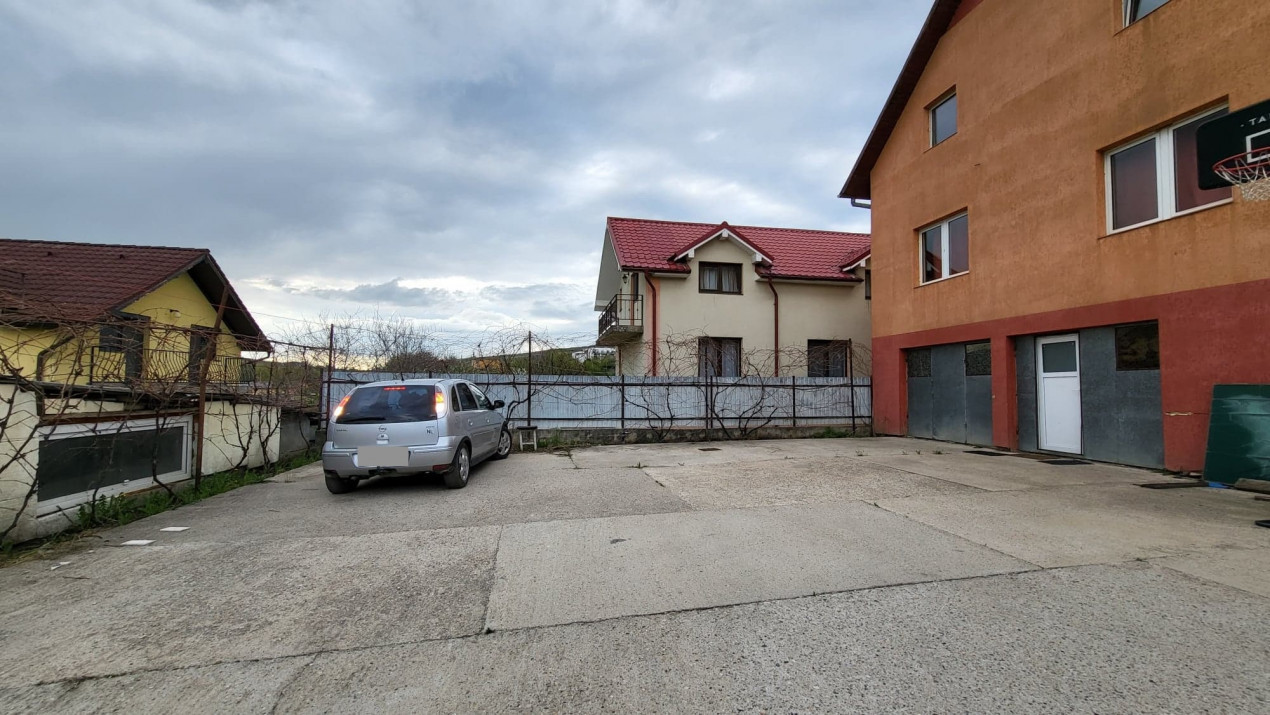 Casa pe 3 niveluri de vanzare in zona Iris