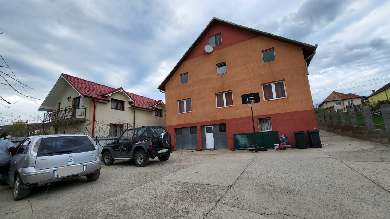 Casa pe 3 niveluri de vanzare in zona Iris
