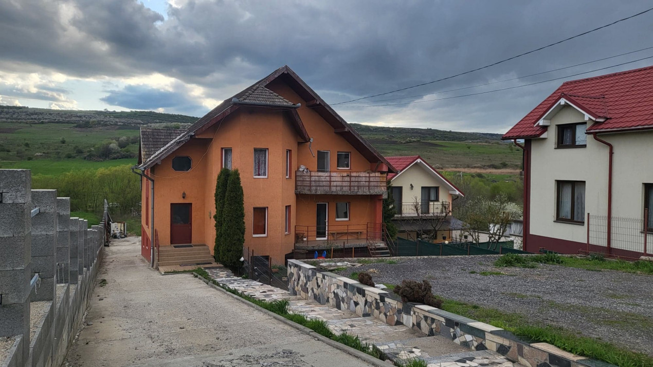 Casa pe 3 niveluri de vanzare in zona Iris