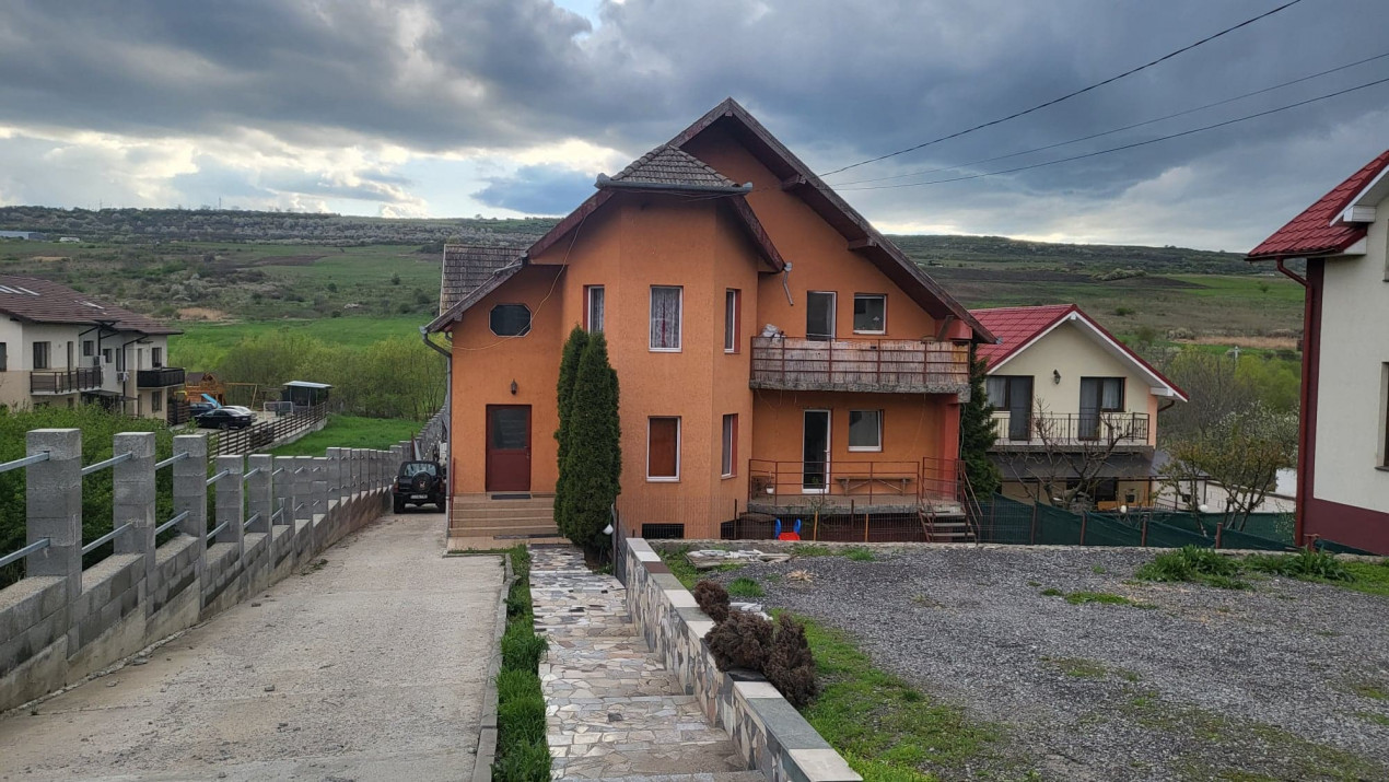 Casa pe 3 niveluri de vanzare in zona Iris