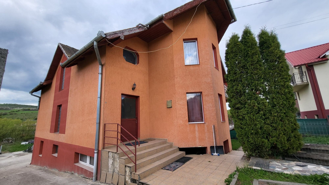 Casa pe 3 niveluri de vanzare in zona Iris