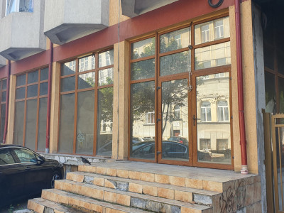 Spatiu comercial pe doua nivele zona Garii de vanzare