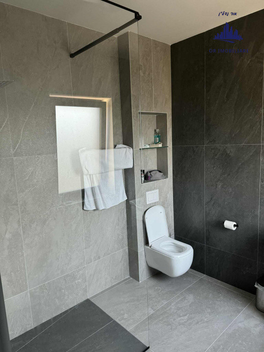 🏡 Două case sub același acoperiș – locul perfect pentru două generații! 💫