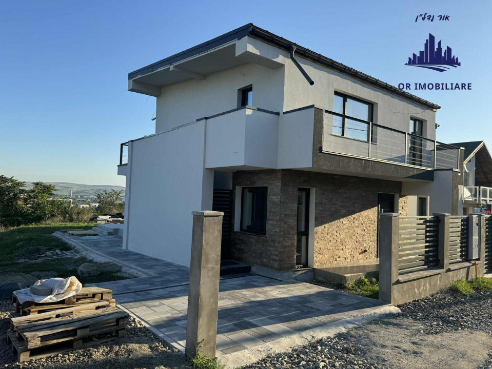 🏡 Două case sub același acoperiș – locul perfect pentru două generații! 💫