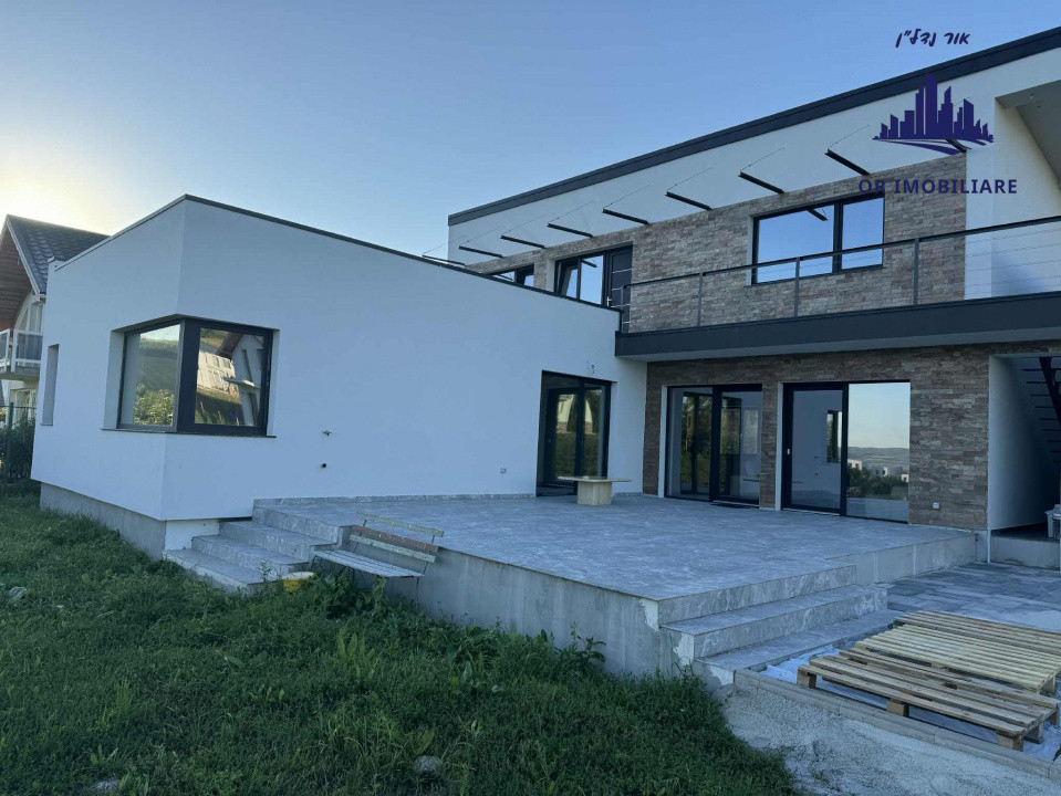 🏡 Două case sub același acoperiș – locul perfect pentru două generații! 💫