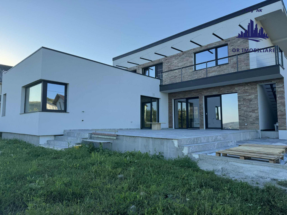 🏡 Două case sub același acoperiș – locul perfect pentru două generații! 💫