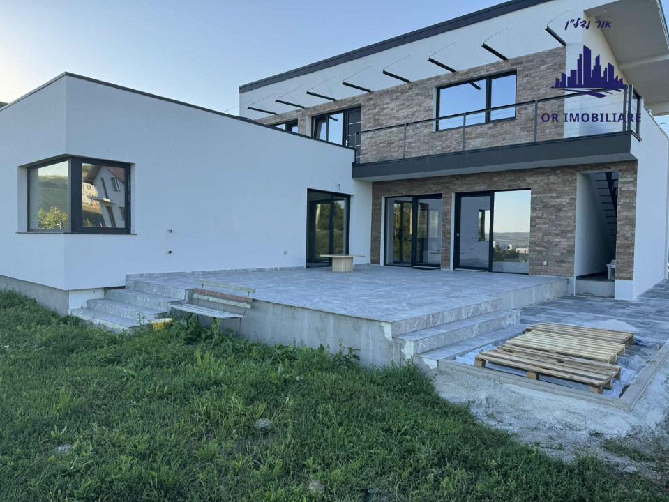 🏡 Două case sub același acoperiș – locul perfect pentru două generații! 💫