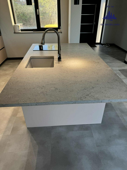 🏡 Două case sub același acoperiș – locul perfect pentru două generații! 💫