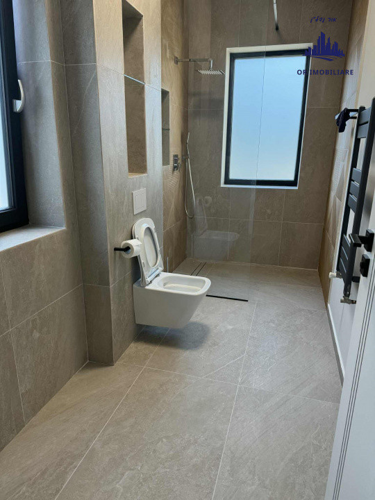 🏡 Două case sub același acoperiș – locul perfect pentru două generații! 💫