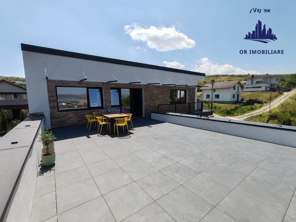 🏡 Două case sub același acoperiș – locul perfect pentru două generații! 💫